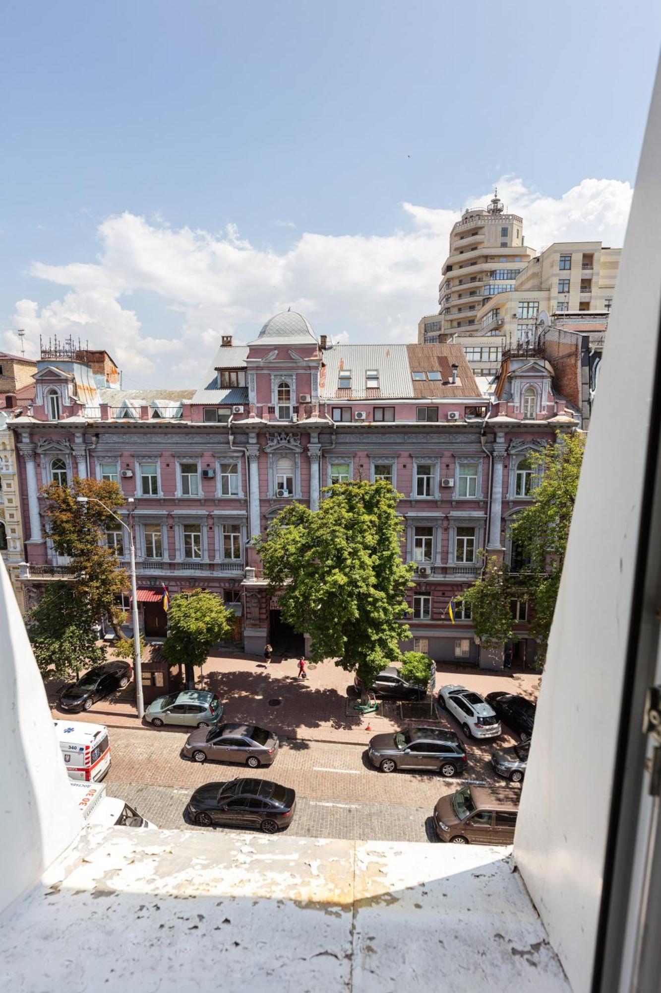 Guest House "Vladimirskaya 42" Kyiv Exterior photo