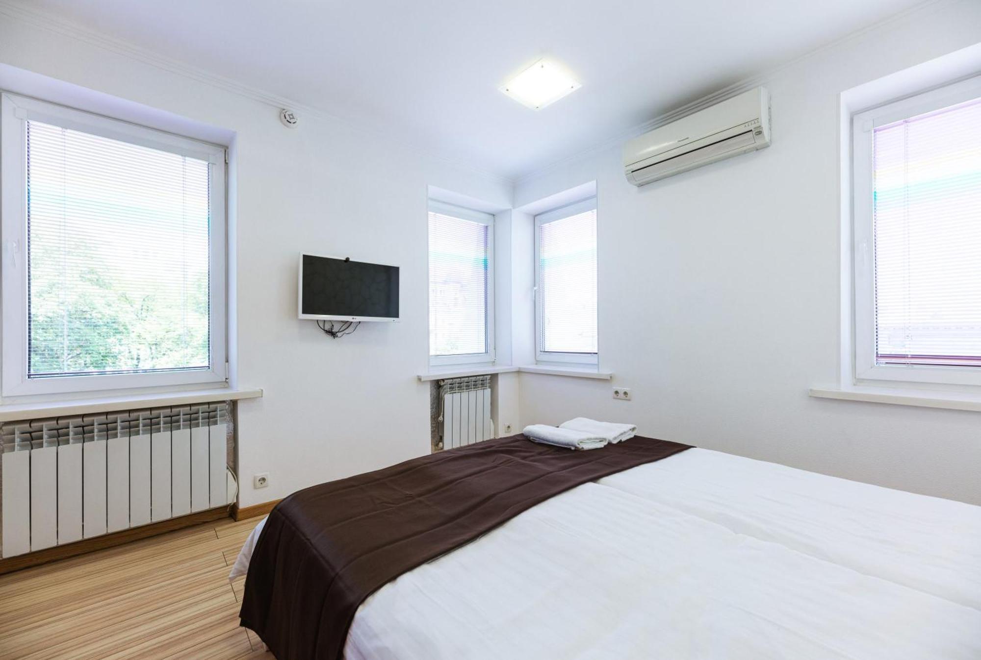 Guest House "Vladimirskaya 42" Kyiv Exterior photo